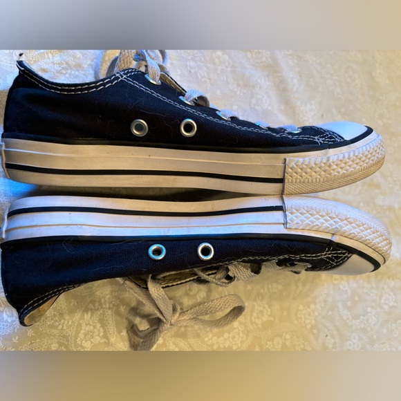 Converse All Stars Youth Size 2 Black, Lowtop - Picture 4 of 7